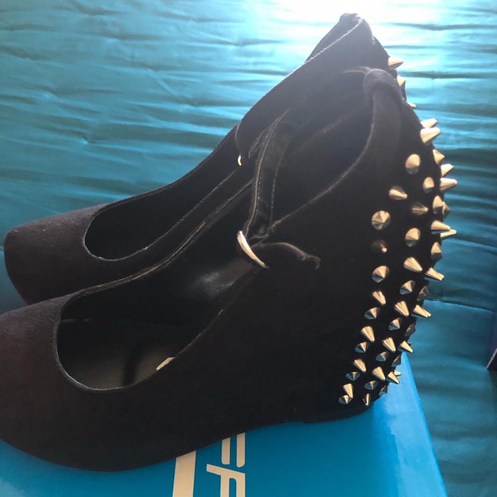 Traffic black wedge heels